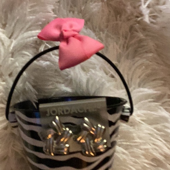 🌻NWT Clip Style Earrings “ Jordache “ Closet Must Have So Fun to Wear 🌻 - Picture 8 of 9